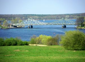 Glienicker Brücke, die Berlin (rechts) mit Potsdam (links) verbindet