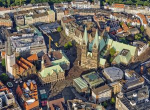 Luftbild der Bremer Innenstadt mit Marktplatz, Domshof, Bremer Dom, Rathaus und Liebfrauenkirche