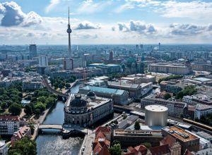 Museumsinsel in Berlin, im Hintergrund der Fernsehturm am Alexanderplatz, Juli 2021