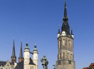 Der Marktplatz in Halle mit der Marktkirche, welche zusammen mit dem Roten Turm das Wahrzeichen der „Fünf Türme“ bildet