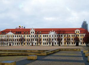 Landtag von Sachsen-Anhalt am Domplatz in Magdeburg; im Vordergrund rekonstruierter Grundriss der Magdeburger Kaiserpfalz, die hier um 1000 n. Chr. stand