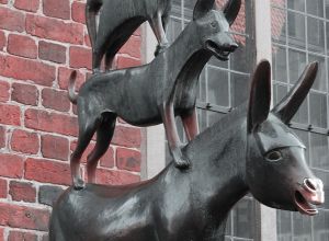 Vor dem Rathaus steht die 1953 von Gerhard Marcks geschaffene Skulptur der Bremer Stadtmusikanten